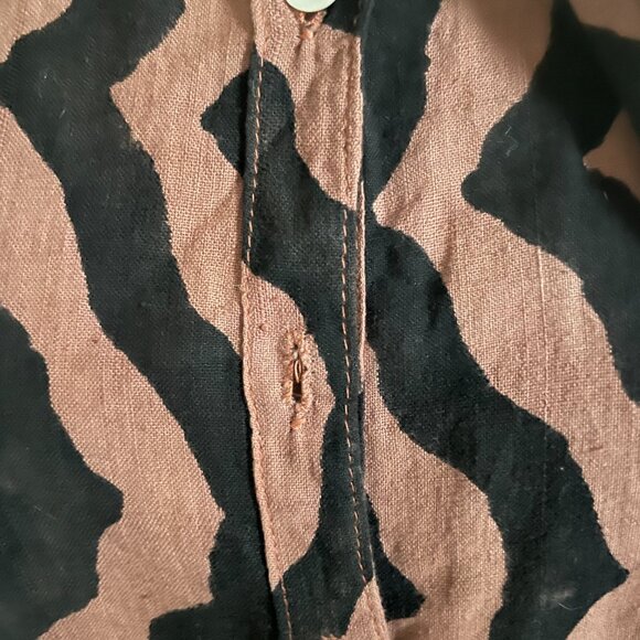 Vintage Sleeveless Button-up blouse with geometric stripes and collar tie detail - Picture 8 of 8